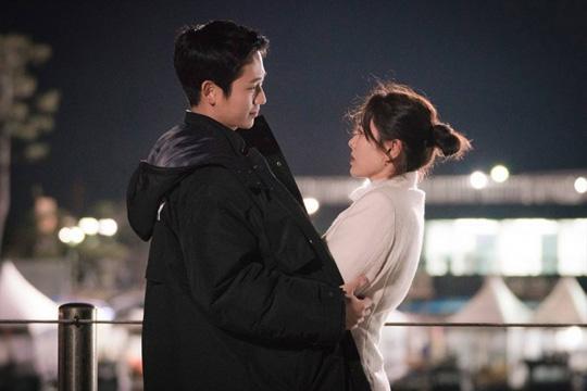 Yoon Jin-a and Seo Joon-hee - Something in the Rain